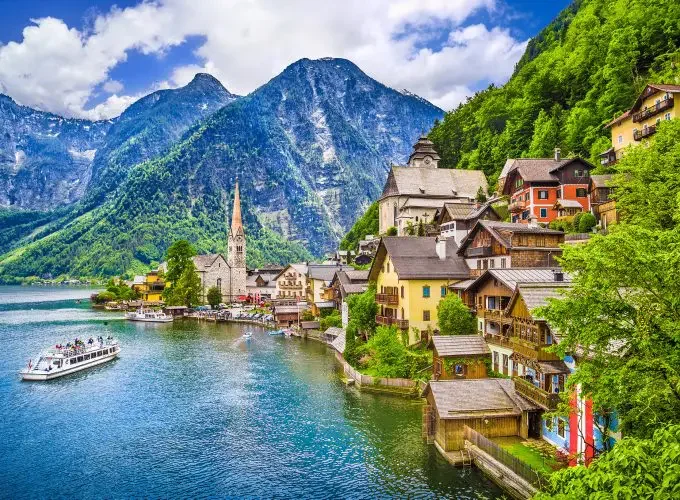 <h1 style='font-size:18px;'>Hallstatt Small-Group Day Trip from Vienna</h1><H2 style='color:#5E6D77;font-size:14px;'>Discover Hallstatt and its surrounding attractions on a full-day small-group tour from Vienna</H2>