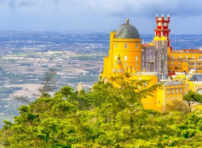 <h1 style='font-size:18px;'>Sintra and Cascais: Full-Day Private Tour</h1><H2 style='color:#5E6D77;font-size:14px;'>Discover Sintra, World Heritage by Unesco. See Cabo da Roca, admire Cascais and Estoril</H2>