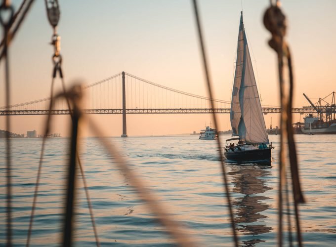 <h1 style='font-size:18px;'>2-Hour Sunset Cruise on the Tagus River</h1><H2 style='color:#5E6D77;font-size:14px;'>Cruise around the Tagus for a whole 2 hours, offering the best views of Lisbon's sights in the evening sun</H2>